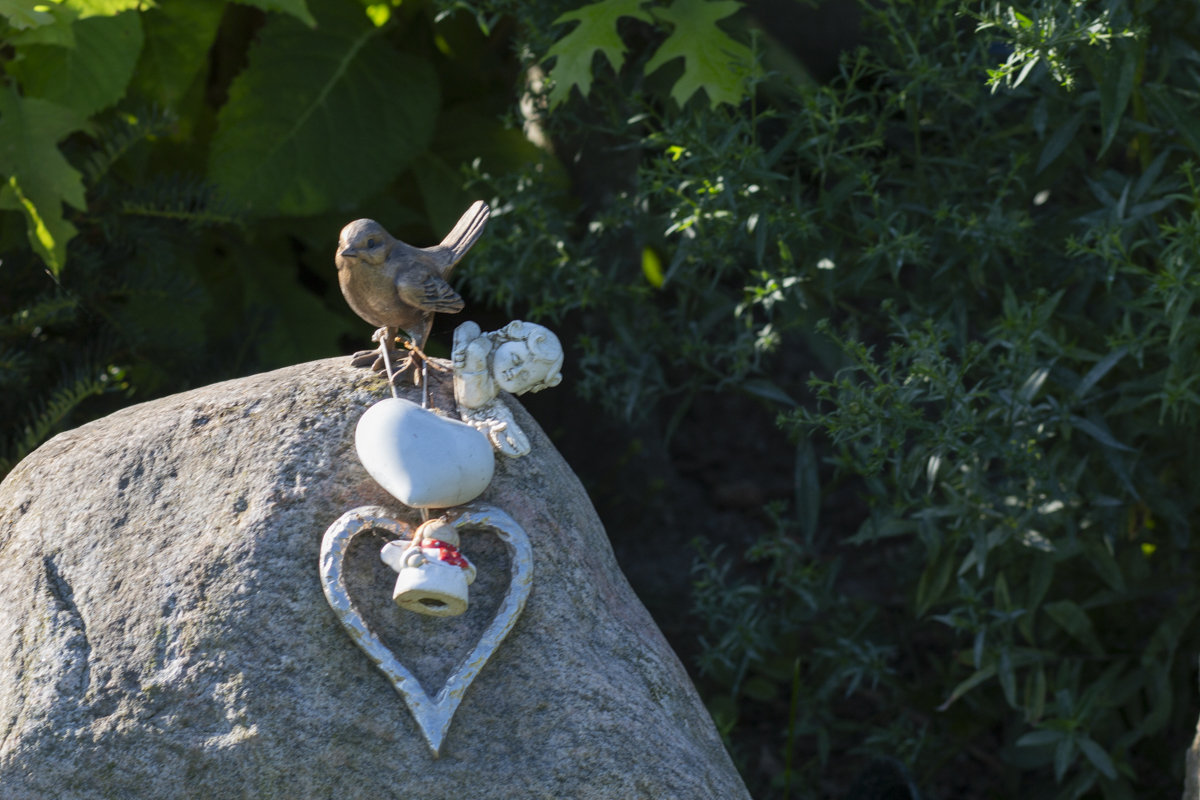 Grabstein mit Vogel drauf