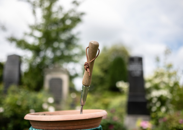 Grabbeigabe auf Friedhof