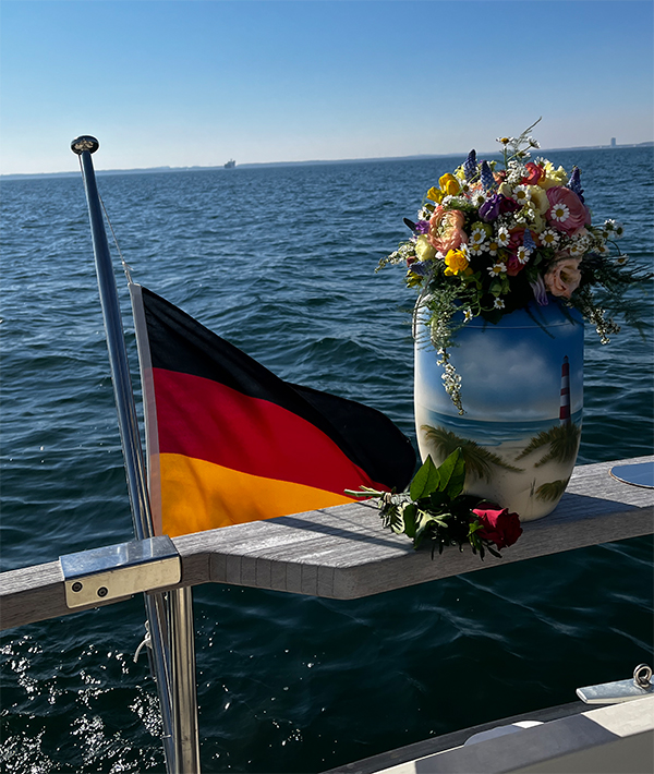 Bemalte Urne vor der Beisetzung auf See