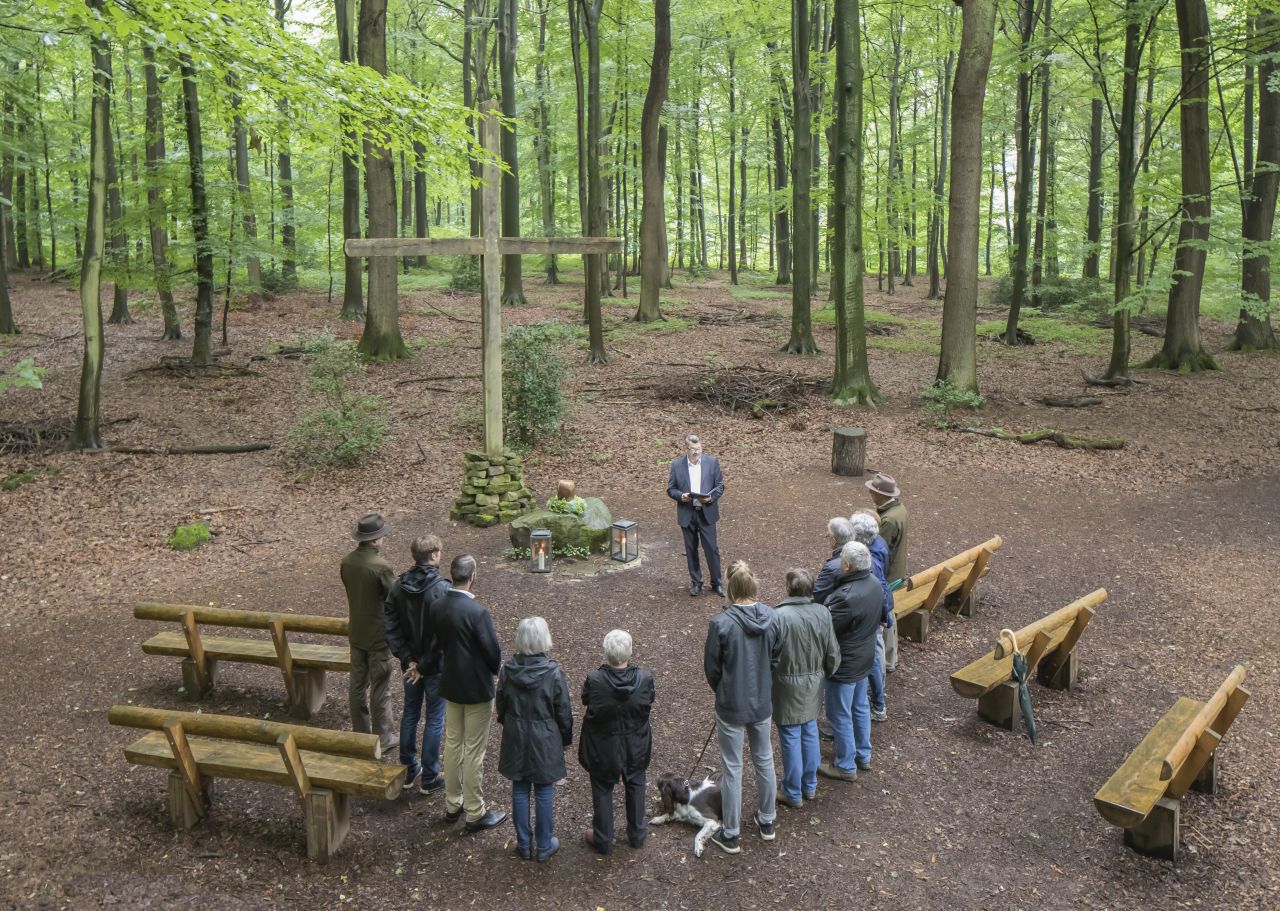 Trauerfeier in einem Wald