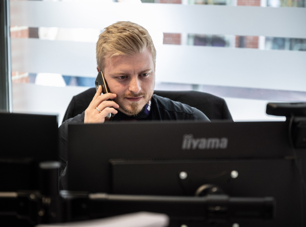 Junger Mann am telefonieren