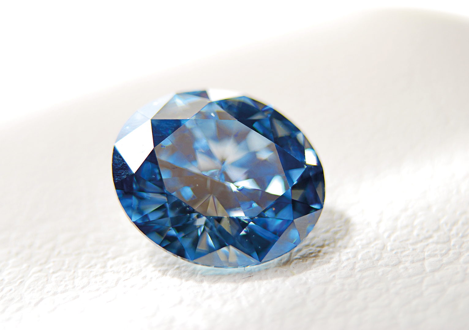 Ein blauer ovaler Algordanza Erinnerungsdiamant