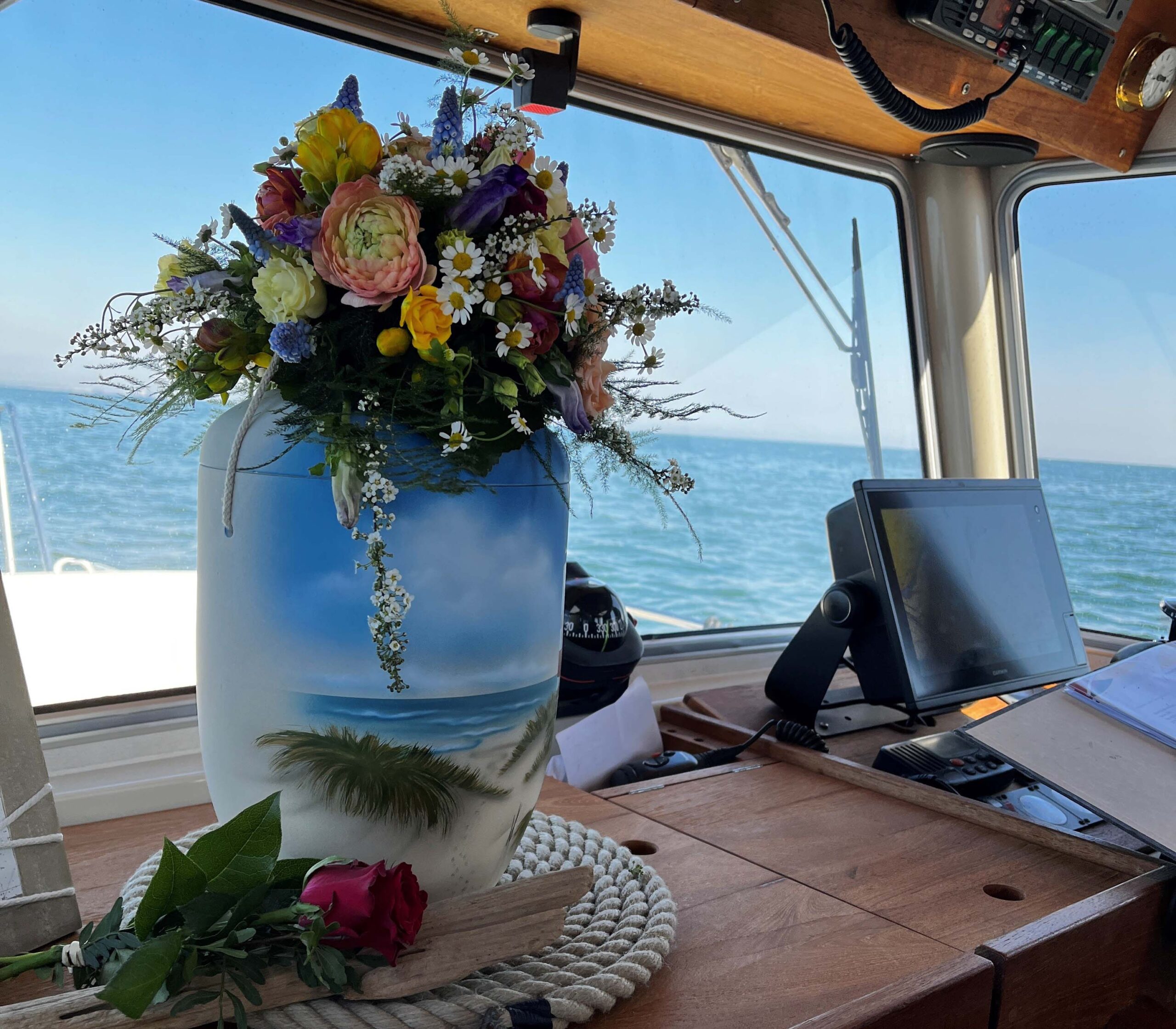 Gemalte Urne auf Schiff mit Blumen vorbereitet